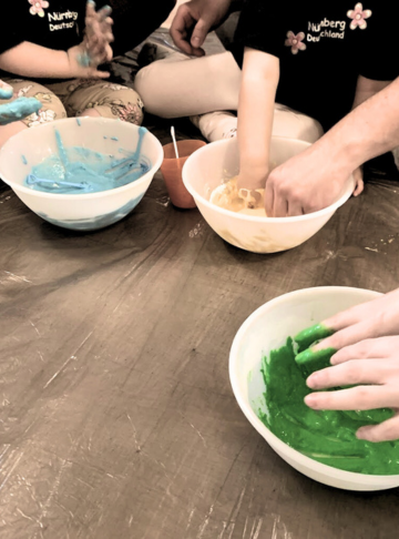 Starsze dzieci współpracujące przy projekcie